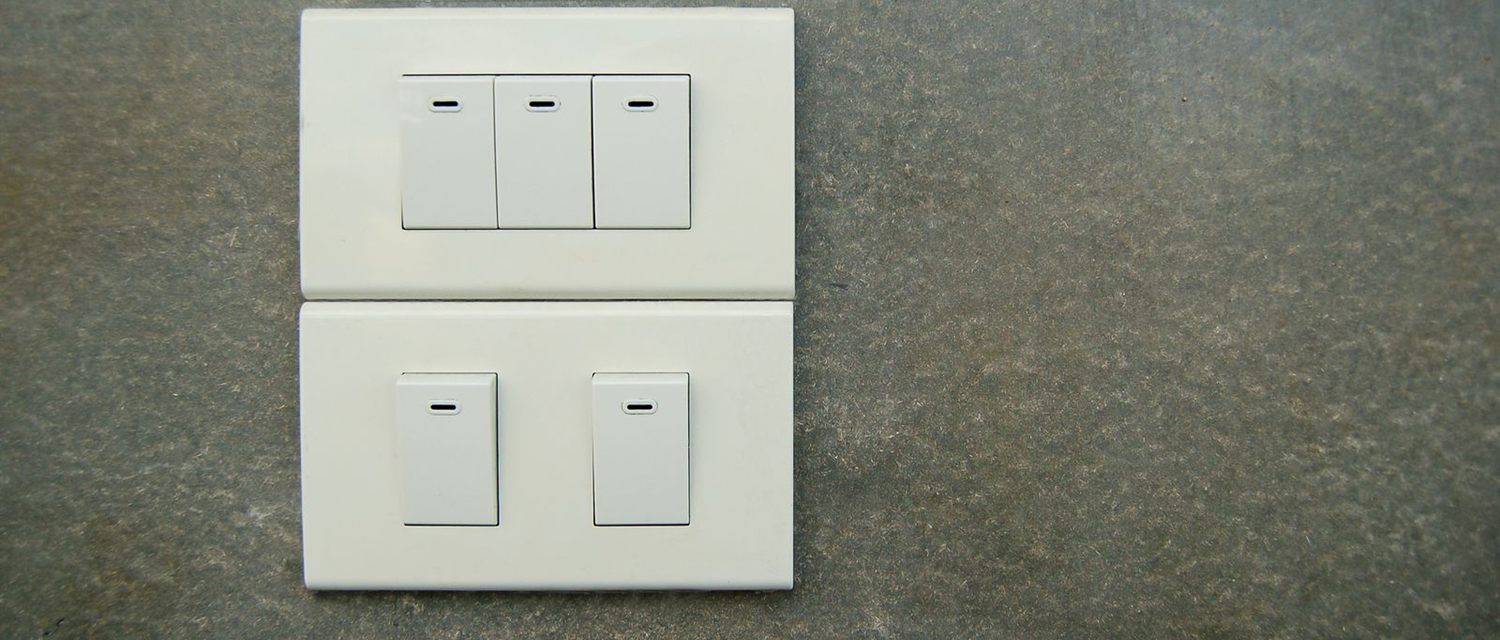Dois conjuntos de interruptores de tecla brancos instalados em uma parede